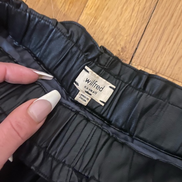 Wilfred Aritzia Faux Leather shorts - Picture 2 of 5